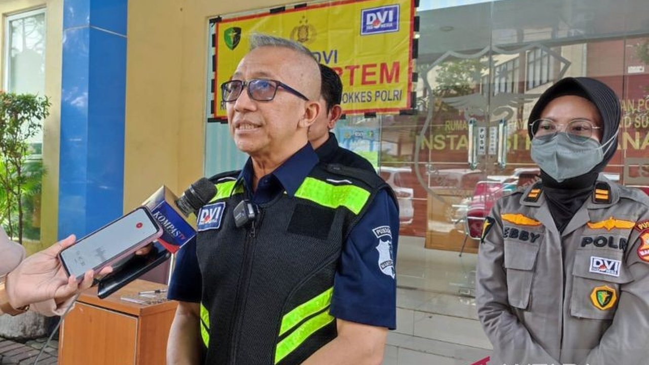 RS Polri telah menerima 14 laporan kehilangan dan memeriksa 19 sampel DNA dari keluarga korban kebakaran Glodok Plaza untuk identifikasi jenazah yang sulit dikenali akibat kebakaran.