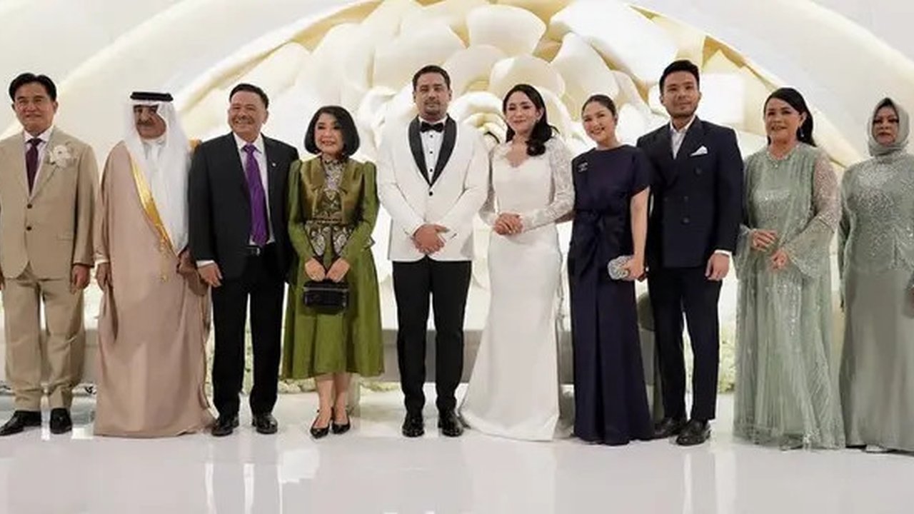 Jessica Mila saat Hadir Kondangan Anak Menteri Yusril Ihza Mahendra Bersama Mertua. [@profottohasibuan]