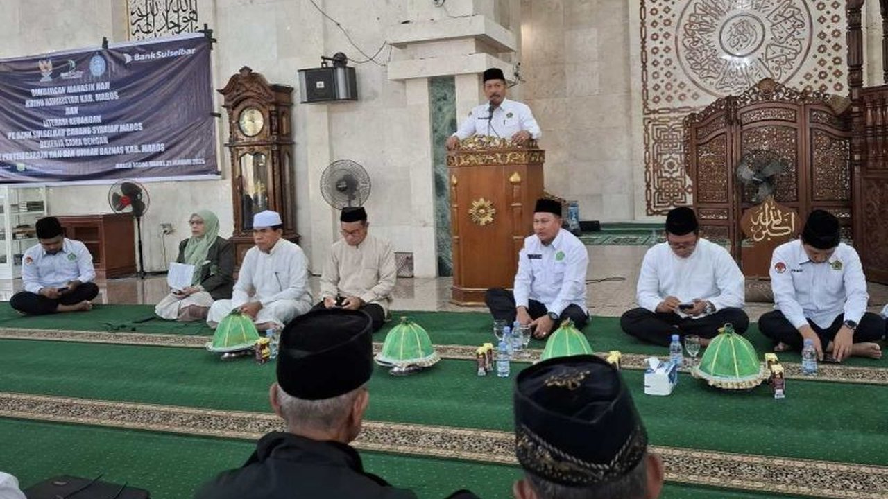 Kepala Kanwil Kemenag Sulsel membuka bimbingan manasik haji untuk 295 calon jamaah haji Kabupaten Maros tahun 2025, menekankan pentingnya penerapan nilai-nilai haji dalam kehidupan sehari-hari.