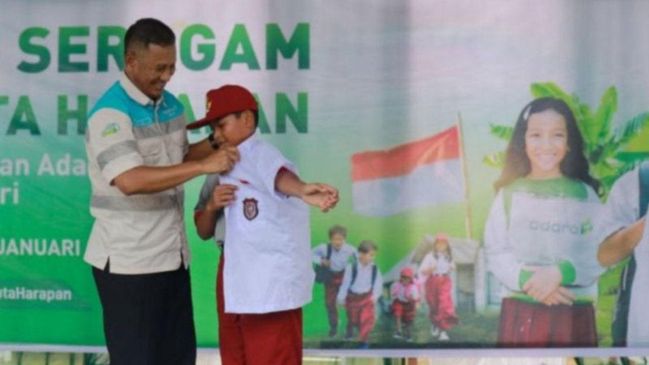 PT Adaro Andalan Indonesia melalui program 'Satu Seragam Sejuta Harapan' salurkan 8000 paket seragam sekolah ke berbagai daerah, membantu mengurangi angka putus sekolah dan memotivasi siswa prasejahtera.
