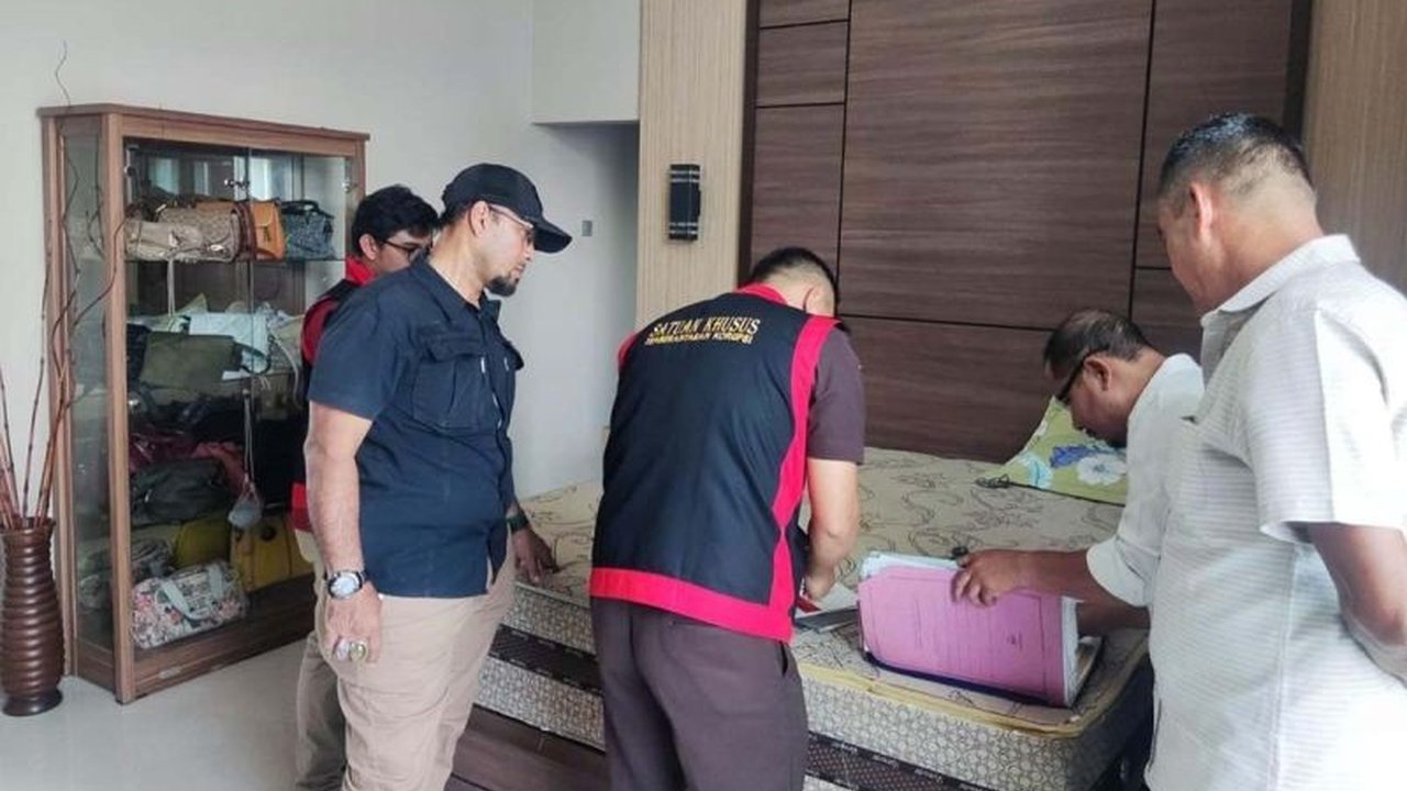 Kejaksaan Tinggi Aceh menggeledah Kantor Balai Guru Penggerak (BGP) Aceh dan kediaman beberapa pejabat terkait dugaan korupsi pengelolaan dana APBN tahun 2022-2023 senilai Rp76,4 miliar, dengan temuan dugaan penggelembungan belanja dan kegiatan fiktif.