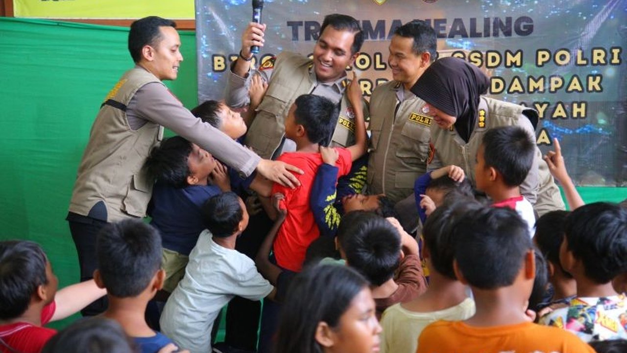 Staf Sumber Daya Manusia (SSDM) Polri memberikan layanan trauma healing kepada warga terdampak kebakaran hebat di Kebon Kosong, Kemayoran, Jakarta Pusat, yang menghanguskan ratusan rumah pada 21 Januari 2024, dengan fokus pada pemulihan psikologis anak-an