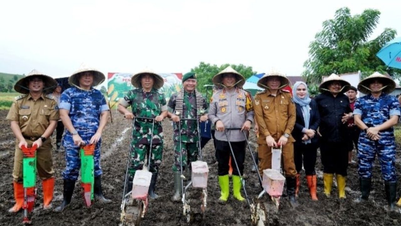 Pangdam XIV/Hasanuddin bersama Forkopimda Sulsel menanam jagung di Jeneponto, mendukung program nasional penanaman jagung 1 juta hektar untuk mencapai swasembada pangan pada 2025.