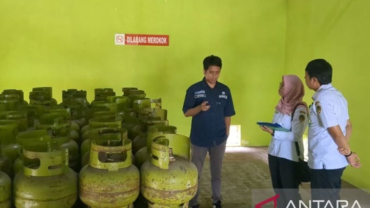 Pemerintah Kabupaten Madiun mengawasi penyaluran LPG 3kg bersubsidi setelah harga eceran tertinggi (HET) naik menjadi Rp18.000 per tabung, memastikan penyaluran lancar dan harga sesuai aturan.