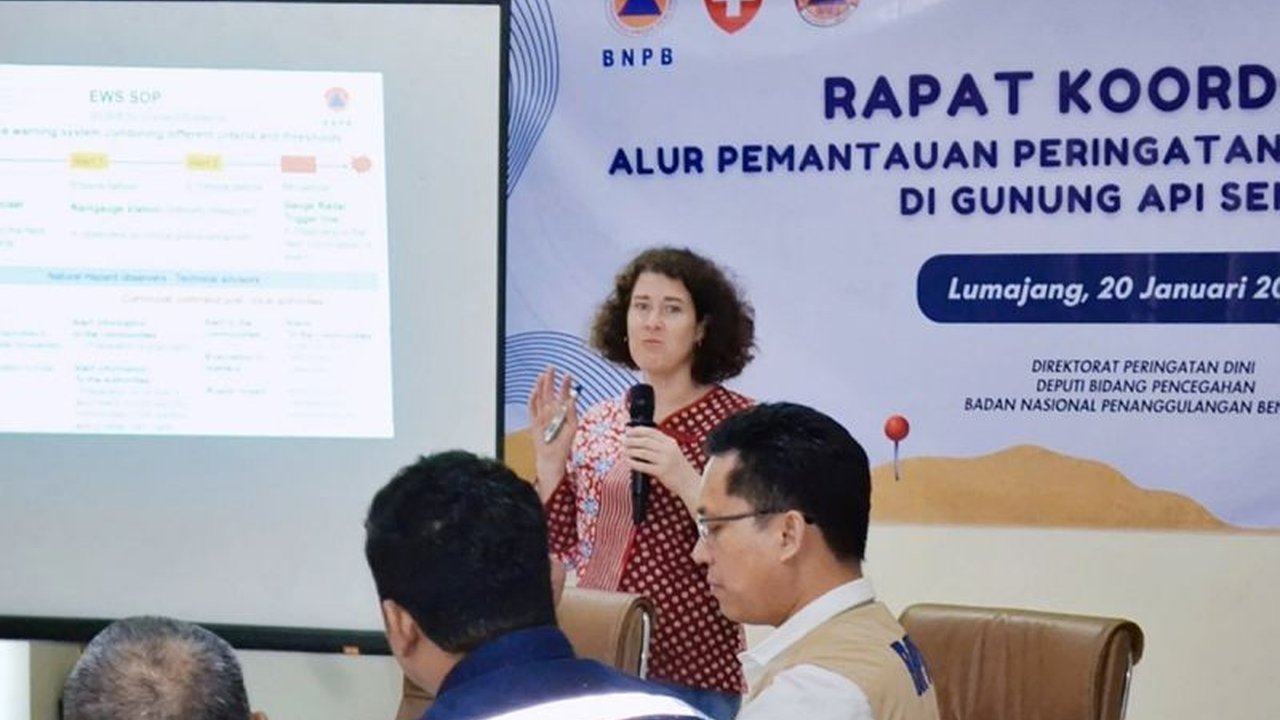Kolaborasi BNPB, Pemerintah Swiss, dan BPBD Lumajang meningkatkan sistem peringatan dini bencana lahar dingin Gunung Semeru, dengan fokus pada penguatan infrastruktur, edukasi masyarakat, dan keberlanjutan program.