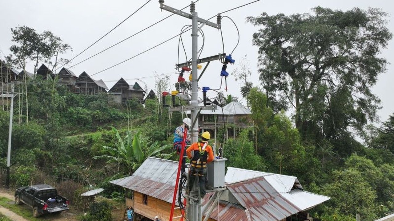 Setelah bertahun-tahun tanpa akses listrik memadai, PLN berhasil memberikan akses listrik 24 jam kepada 883 kepala keluarga di 14 desa di Tana Toraja, Sulawesi Selatan, mengatasi tantangan geografis yang signifikan.