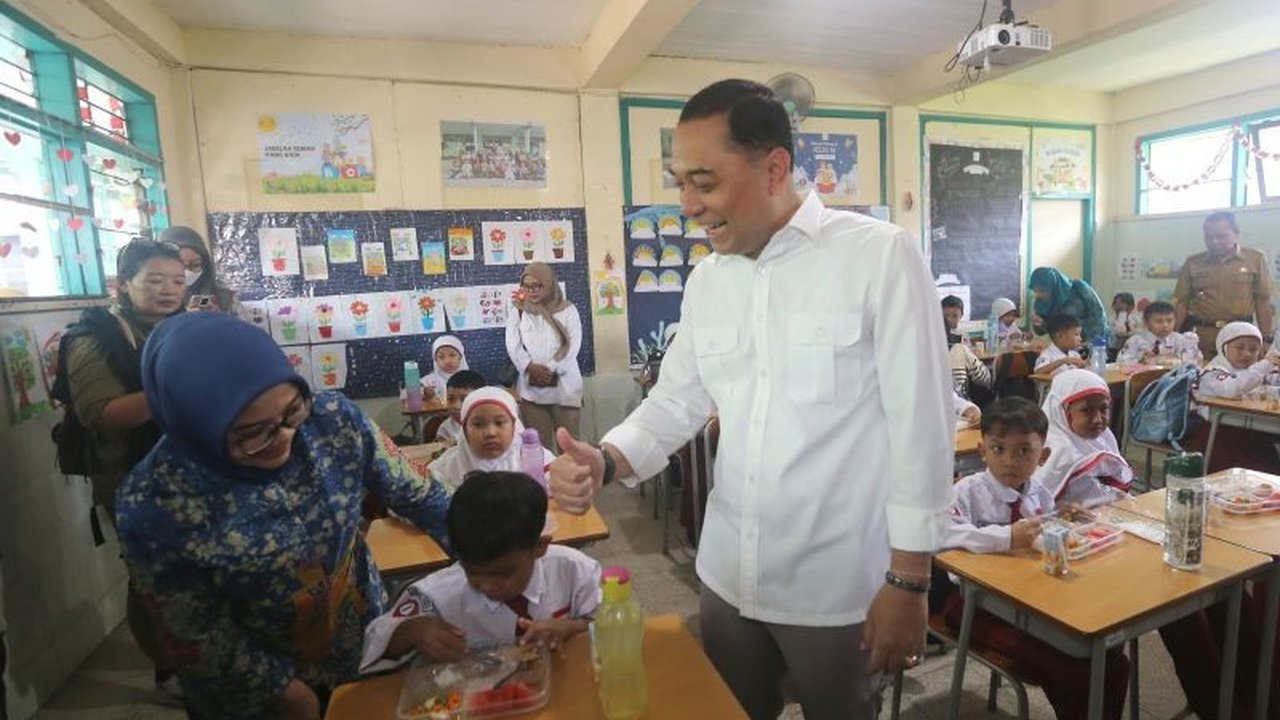 Pemerintah Kota Surabaya berupaya melibatkan UMKM lokal dalam program Makan Bergizi Gratis (MBG) senilai Rp1,1 triliun untuk menggerakkan ekonomi dan mengurangi kemiskinan, sekaligus mendukung program prioritas Presiden.