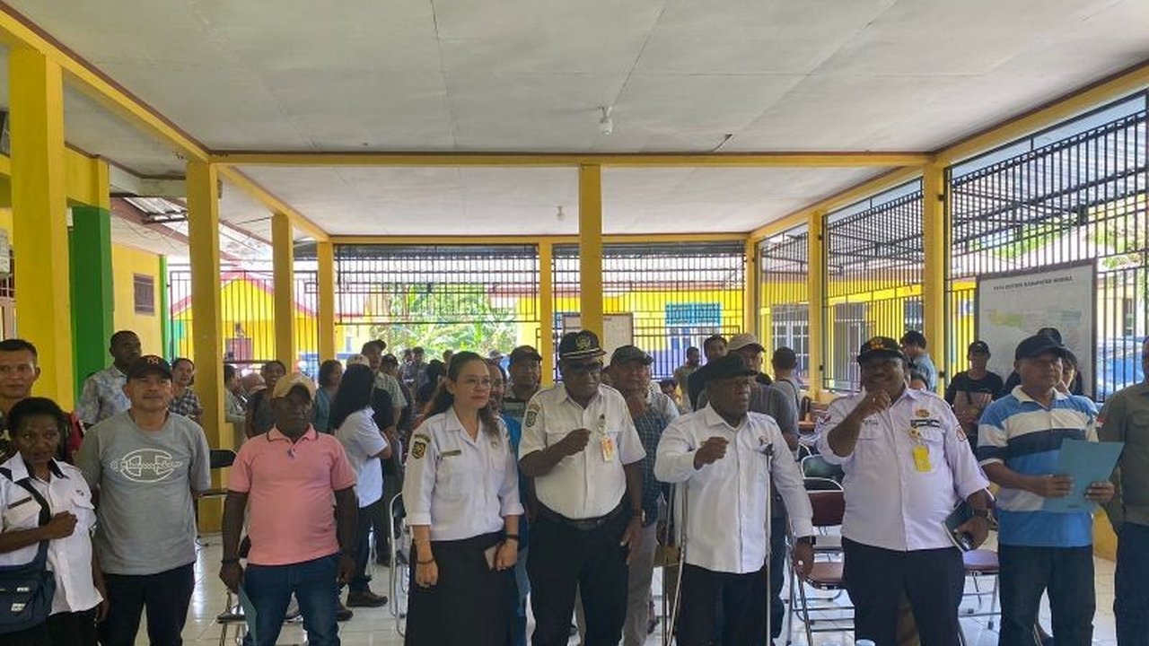 BPN Mimika telah menyerahkan 233 sertifikat tanah program PTSL kepada warga Kampung Iwaka dan Kampung Limau Asri Barat di Distrik Iwaka, Mimika, Papua Tengah, sebagai bentuk komitmen negara dalam memberikan kepastian hukum kepemilikan tanah.