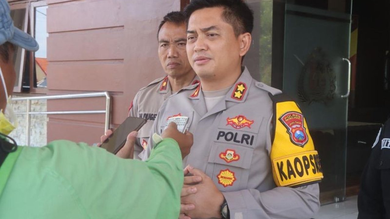 Polisi Probolinggo menangkap dua orang yang diduga memeras kepala Desa Kropak,  mengambil uang Rp5 juta, dan kini keduanya tengah menjalani pemeriksaan lebih lanjut.