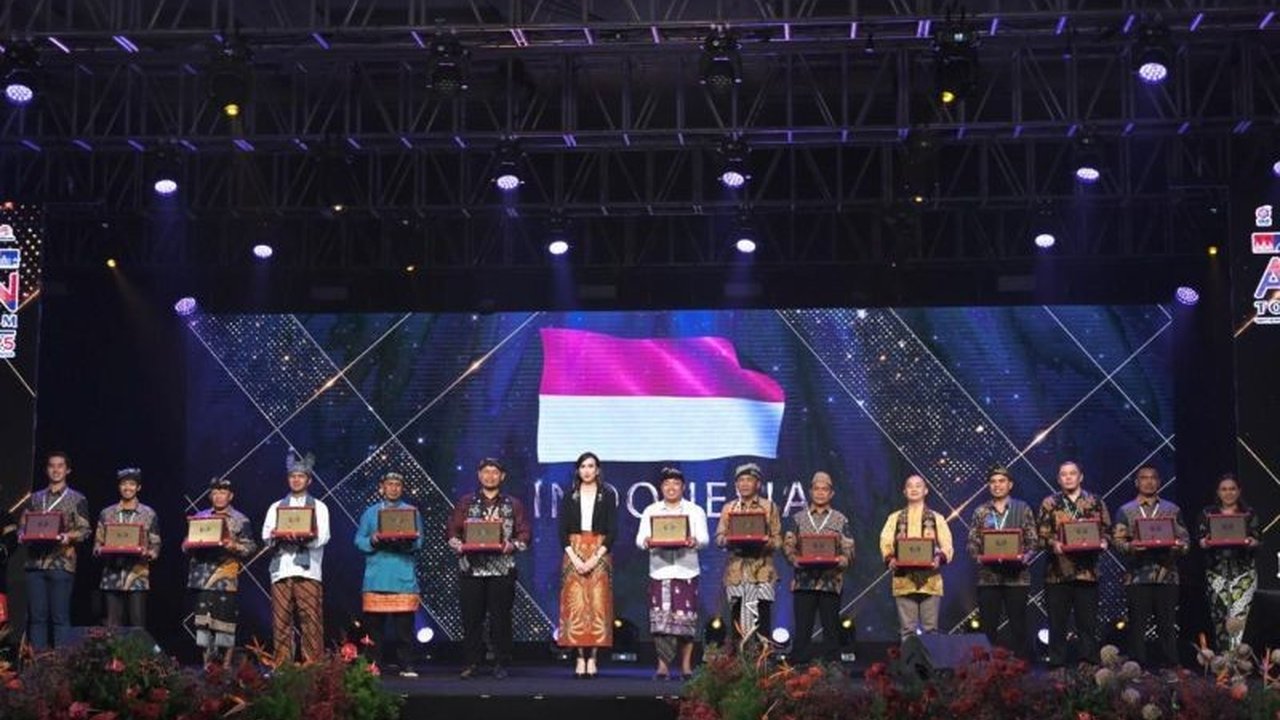 Lima belas desa wisata di Indonesia berhasil meraih penghargaan bergengsi di ASEAN Tourism Awards 2025, meliputi kategori homestay, community-based tourism, dan toilet umum, menunjukkan komitmen Indonesia dalam pengembangan pariwisata berkelanjutan.