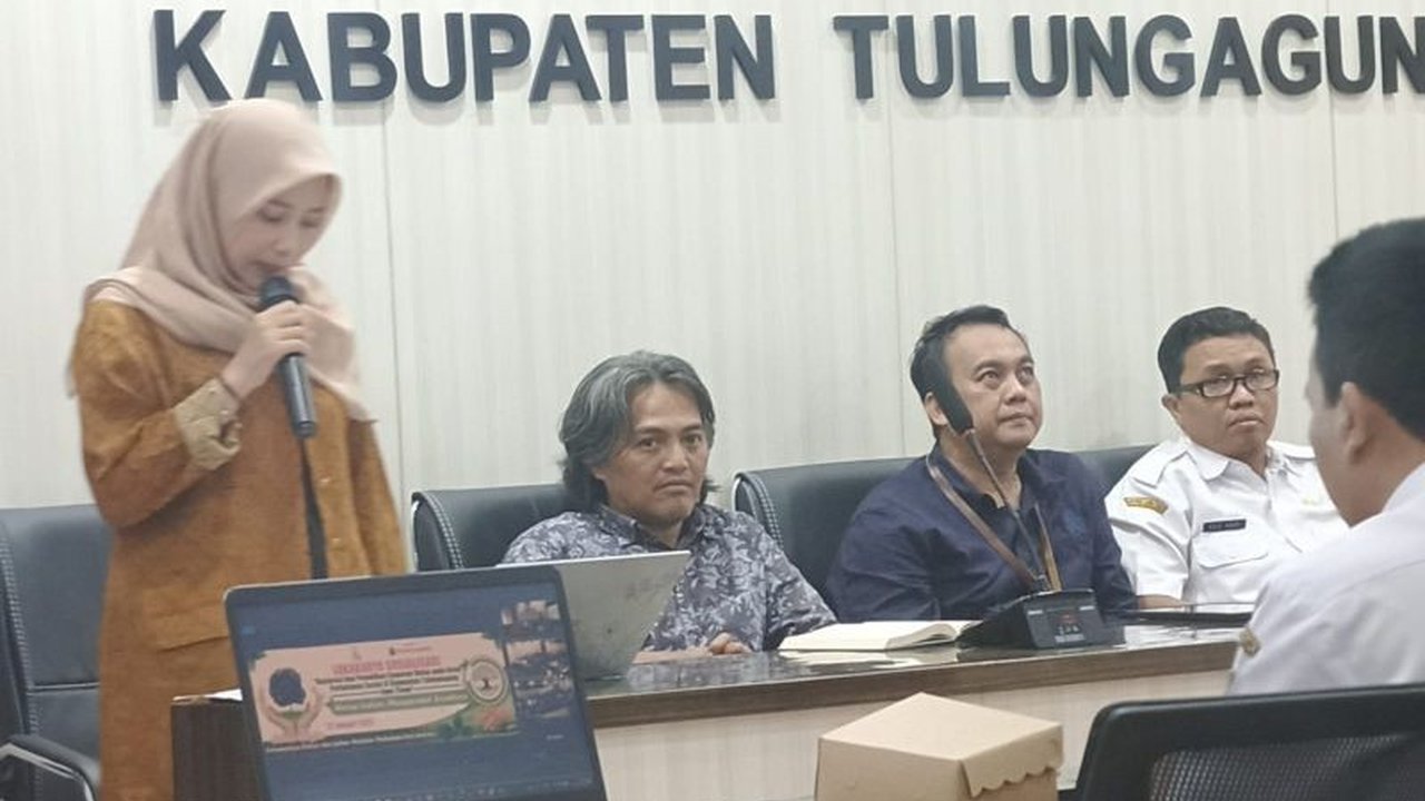 Aliansi Relawan untuk Penyelamatan Alam (ARuPA) memulai program restorasi hutan di Tulungagung, melibatkan 450 petani untuk memulihkan 233,4 hektare lahan kritis dan meningkatkan kesejahteraan masyarakat.