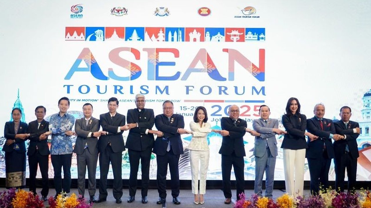 Menteri Pariwisata dan Ekonomi Kreatif RI bertemu berbagai pihak di ATF 2025 Malaysia untuk meningkatkan kerja sama dan promosi pariwisata Indonesia, termasuk kerja sama dengan India, Rusia, Kamboja, dan Agoda.