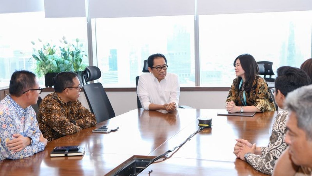 Wakil Menteri Perindustrian mendorong marketplace untuk memprioritaskan produk 'Made in Indonesia' guna meningkatkan daya saing dan mengurangi dominasi produk impor di pasar digital Indonesia.