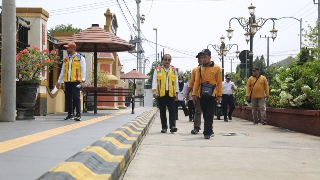 Dinas PUPR Kota Madiun alokasikan Rp16 miliar untuk pemeliharaan 95 ruas jalan pada tahun 2025 guna memastikan kenyamanan dan keamanan pengguna jalan, dengan dukungan tim reaksi cepat dan layanan pelaporan masyarakat.