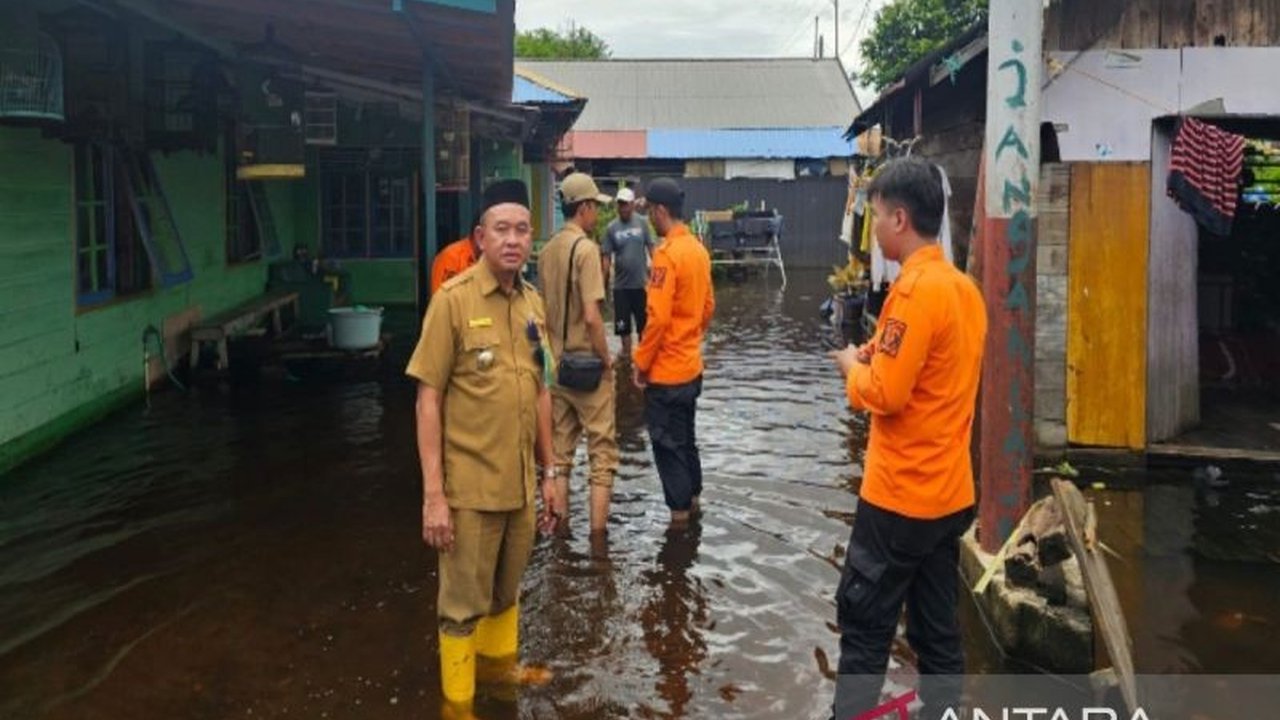 Hujan deras akhir tahun menyebabkan banjir di Kelurahan Sungai Lulut, Banjarmasin; 19 rumah terdampak dan beberapa warga mengungsi mandiri.