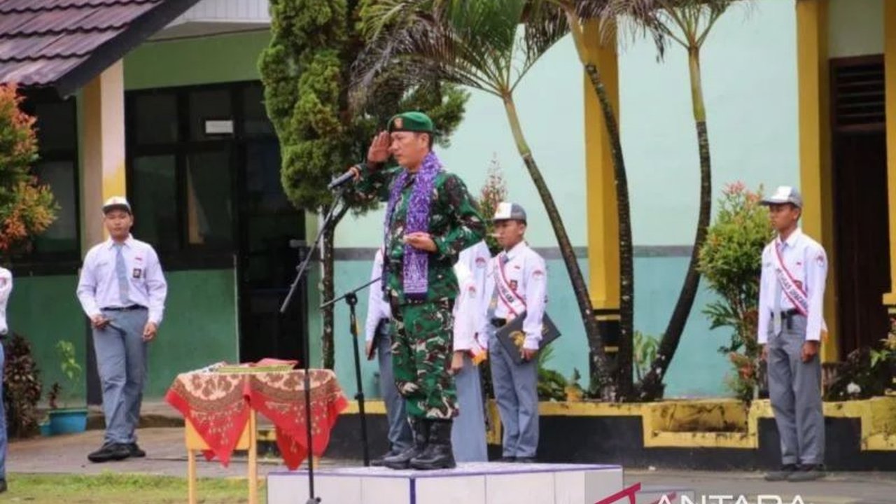 Kodim 0432/Bangka Selatan menggelar upacara bendera di sekolah-sekolah untuk menumbuhkan semangat nasionalisme dan kedisiplinan pelajar, mempersiapkan generasi emas 2030.