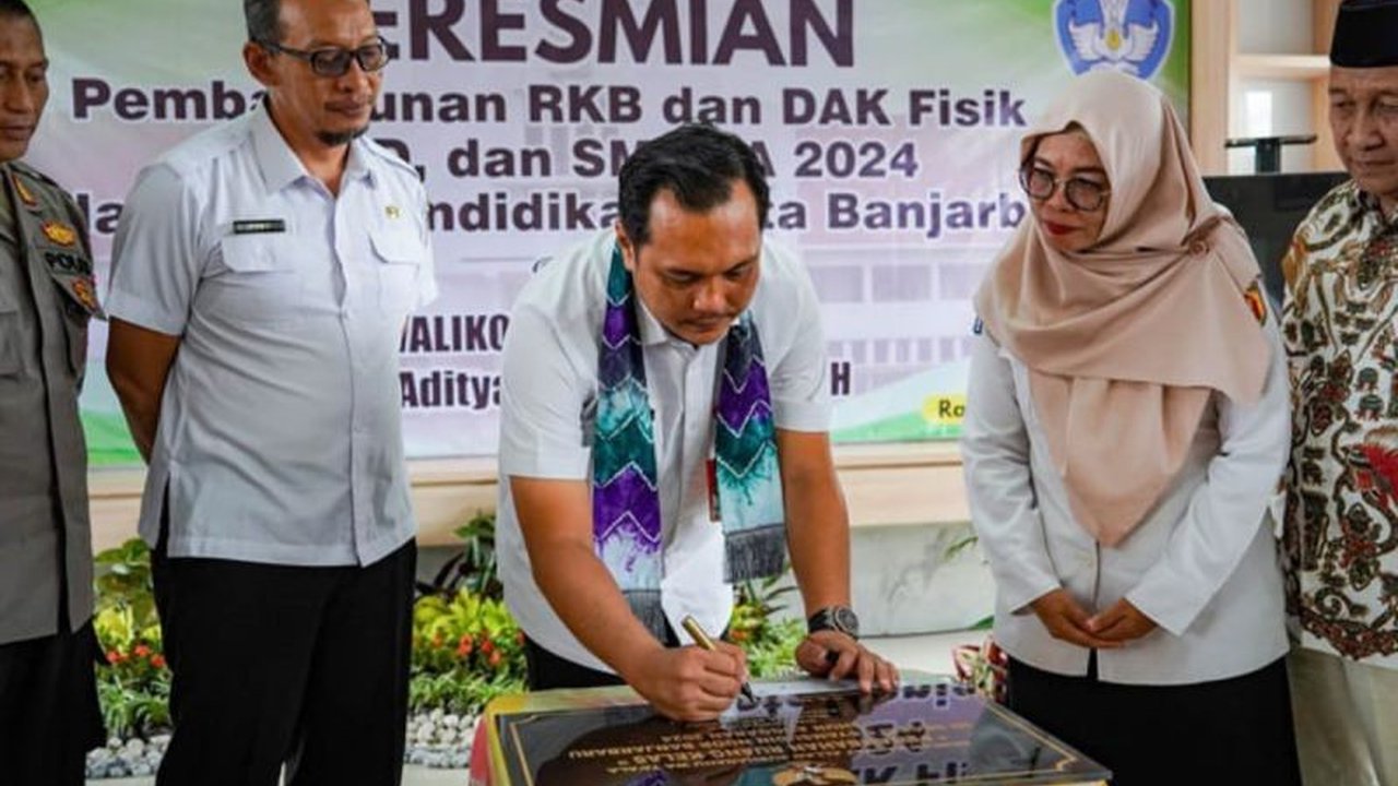 Wali Kota Banjarbaru meresmikan ruang kelas baru dan berbagai fasilitas pendukung di beberapa SD dan SMP, bertujuan meningkatkan kualitas pendidikan di Banjarbaru dengan dana DAK dan APBD.