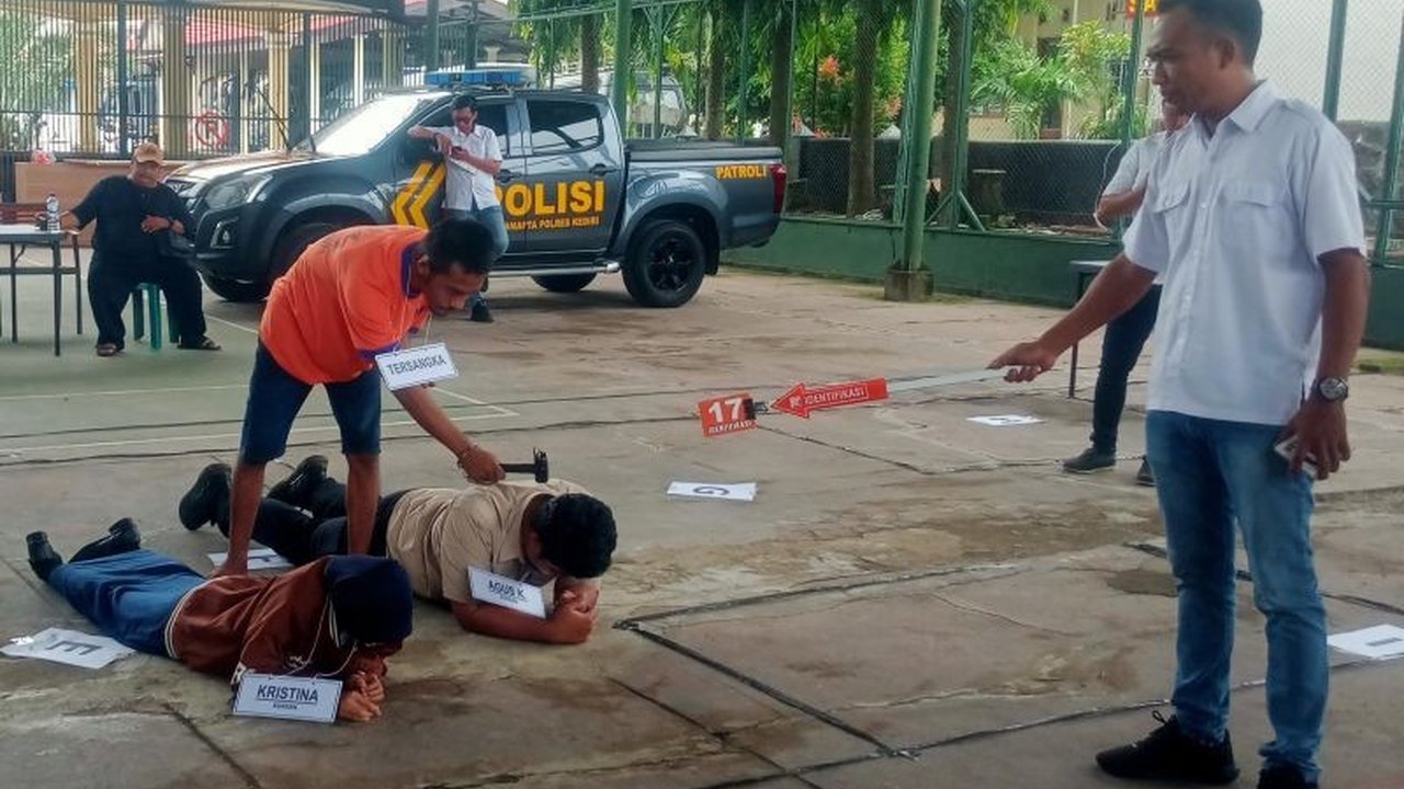 Polres Kediri menggelar rekonstruksi kasus pembunuhan satu keluarga di Ngancar, mengungkap fakta baru terkait brutalitas tersangka dan motifnya yang dilandasi dendam karena masalah uang.