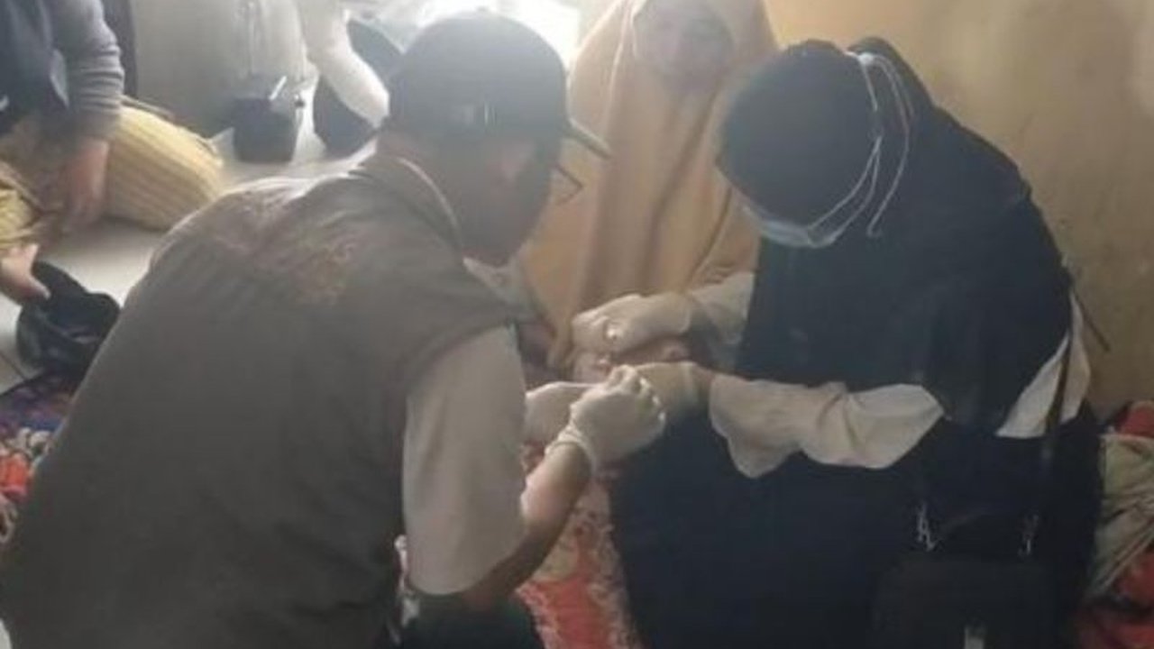 Dinas Kesehatan Kabupaten Tasikmalaya menyelidiki kasus puluhan warga di Kecamatan Manonjaya yang mengalami sakit serentak dengan gejala demam, nyeri otot, dan kesulitan berjalan, diduga Chikungunya atau DBD.