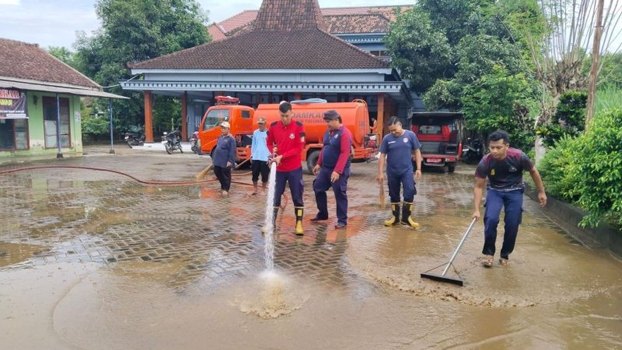 Banjir dan longsor menerjang Tulungagung pada Selasa malam (21/1), mengakibatkan puluhan KK terdampak; BPBD langsung mendistribusikan bantuan dan melakukan penanganan darurat.