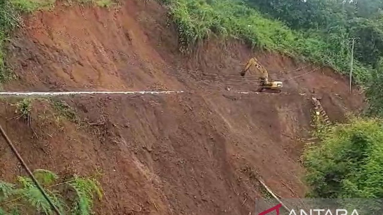 Longsor Susulan Tutup Jalan Nasional Bagbagan-Kiaradua, Sukabumi
