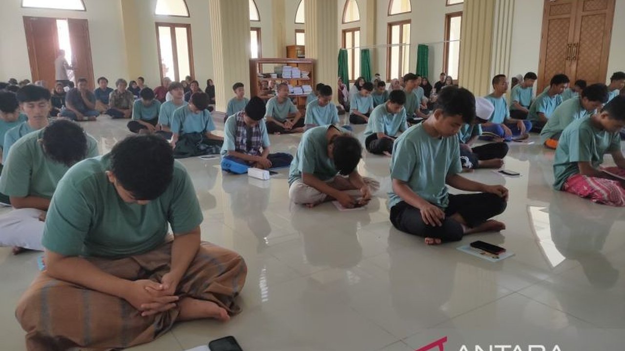 Polresta Cirebon menyelenggarakan pesantren kilat tujuh hari untuk membina 64 anak berhadapan dengan hukum (ABH), agar tak mengulangi pelanggaran hukum seperti tawuran dan geng motor.