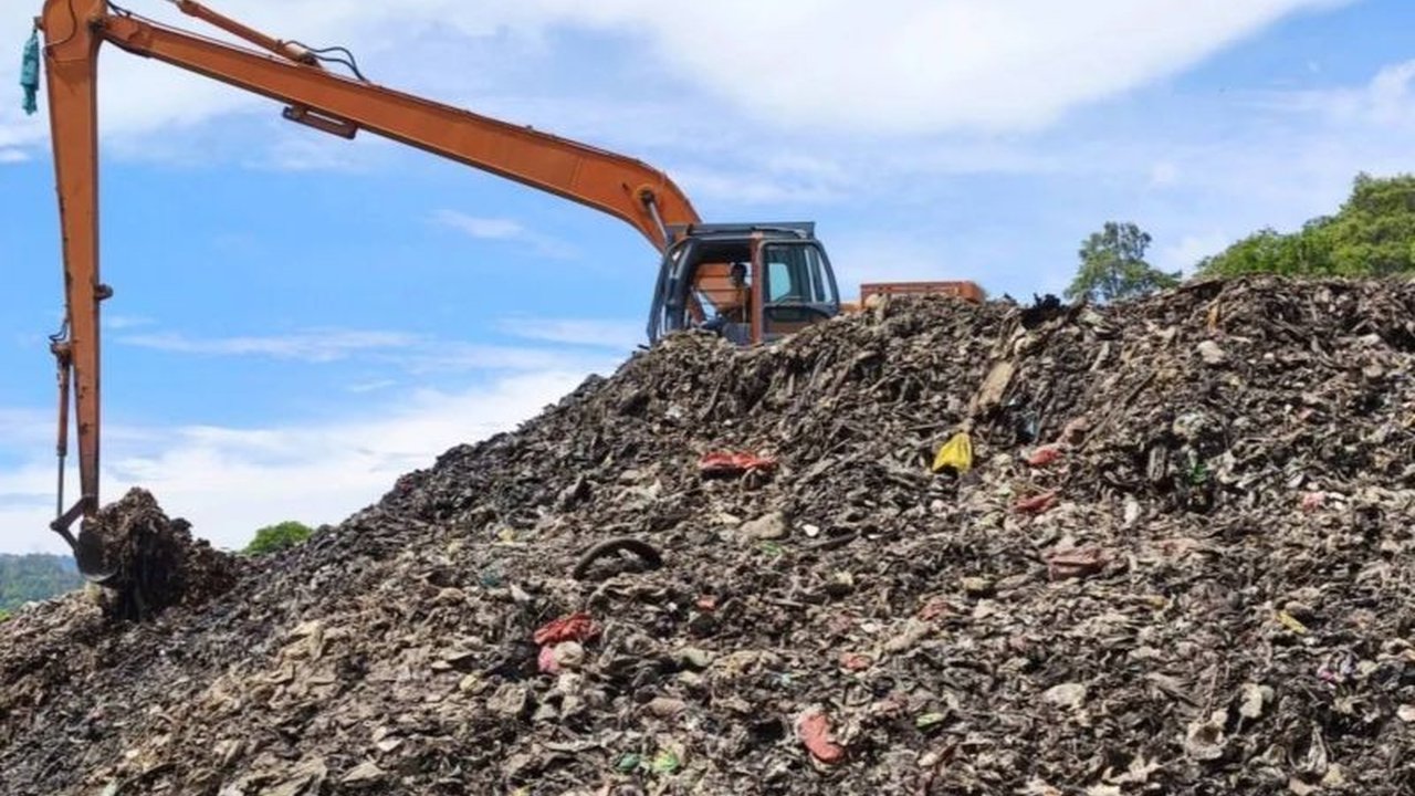 Pemkot Bandarlampung melalui DLH terus berupaya meningkatkan pengelolaan sampah di TPA Bakung dengan metode controlled landfill yang progresnya kini telah mencapai 60 persen, ditargetkan rampung setelah musim hujan.