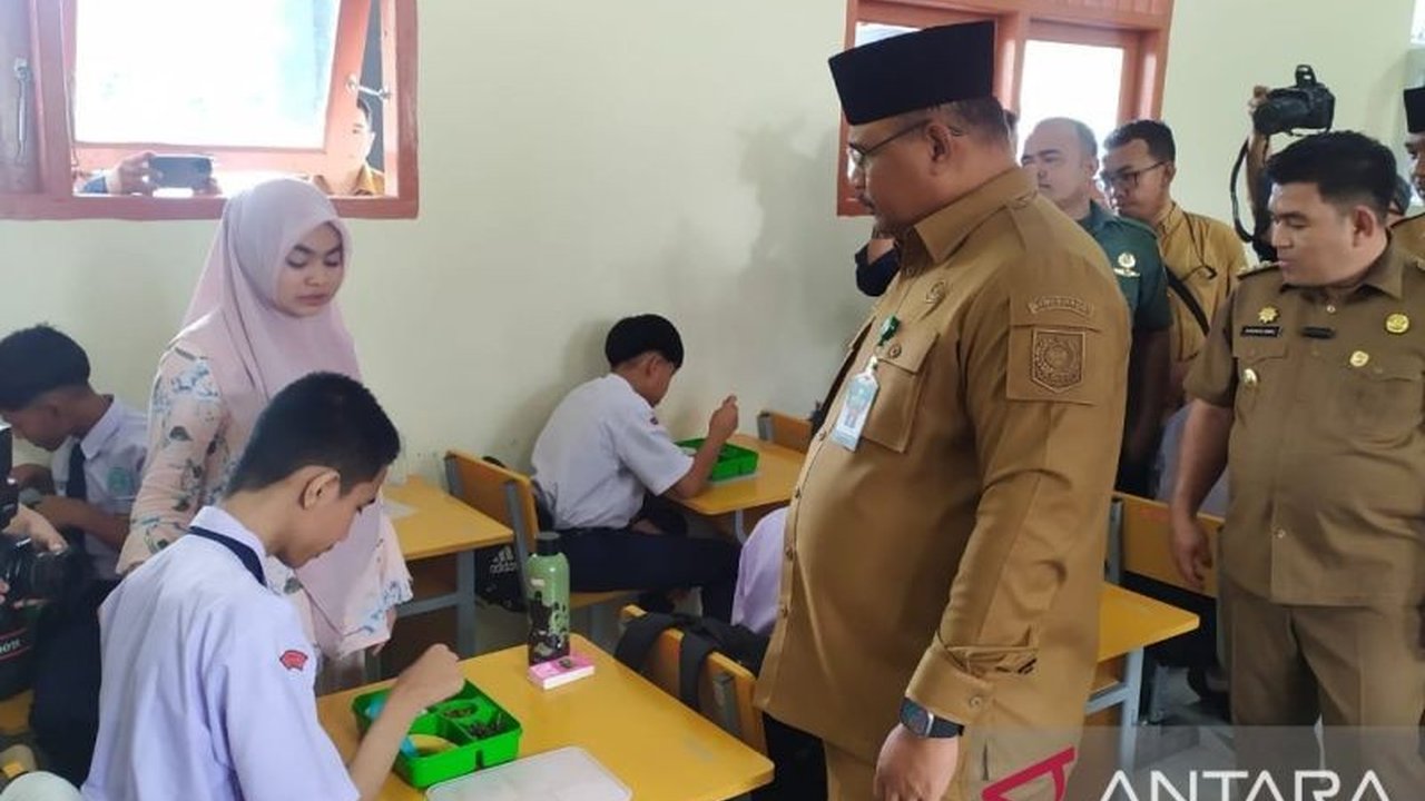 BBPOM Aceh aktif mengawasi kebersihan dapur program Makan Bergizi Gratis (MBG) di Aceh, melakukan pengujian sampel makanan dan inspeksi dapur untuk memastikan keamanan pangan bagi anak sekolah.
