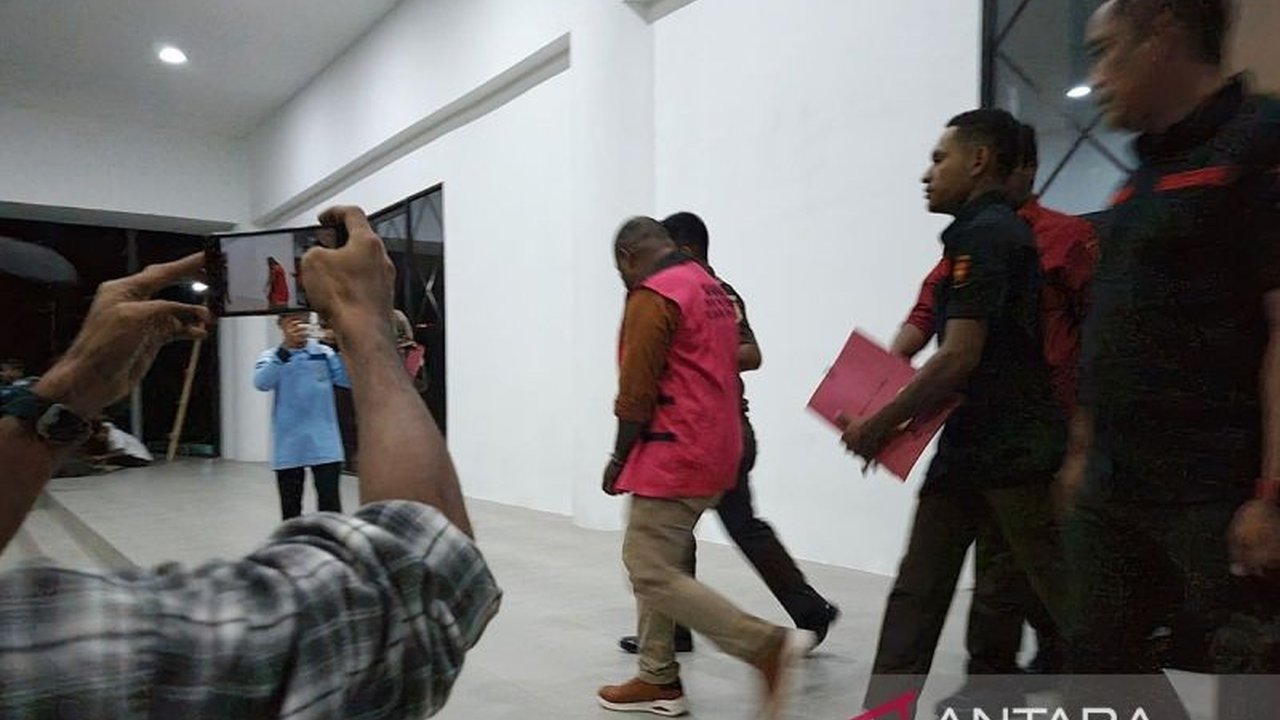 Kejati Papua Barat menahan seorang ASN, AYM, sebagai tersangka baru dalam kasus korupsi proyek peningkatan Jalan Mogoy-Merdey di Teluk Bintuni senilai Rp8,5 miliar, yang melibatkan peminjaman perusahaan dan KTP untuk mengelabui proses tender.