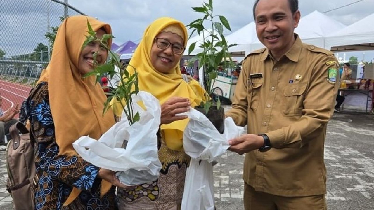 Pemerintah Kota Tangerang membagikan bibit cabai gratis kepada warga yang berbelanja di Gerakan Pangan Murah (GPM) untuk meningkatkan ketahanan pangan rumah tangga dan menekan inflasi.