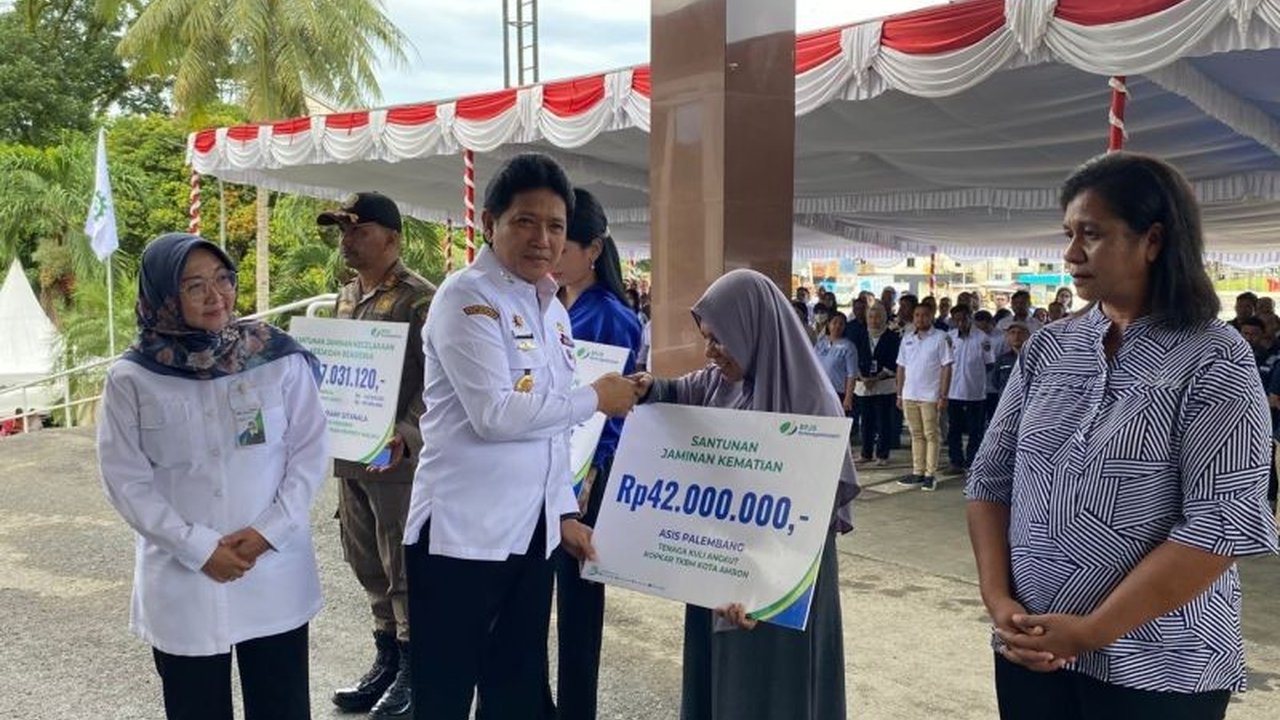 BPJS Ketenagakerjaan Cabang Maluku menyerahkan santunan JKK dan JKM senilai Rp397,4 juta kepada empat pekerja/ahli waris di Ambon, bertepatan dengan peringatan Bulan K3 Nasional.