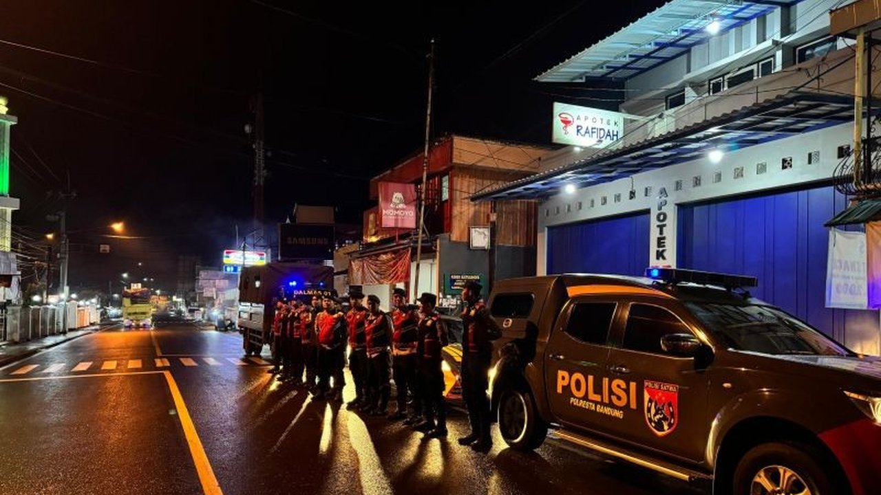 Polresta Bandung gencar melakukan patroli malam untuk mencegah balap liar dan memastikan keamanan warga, serta membuka layanan aduan via WhatsApp.