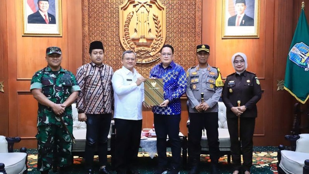 Penjabat Gubernur Jawa Timur menyerahkan SK perpanjangan jabatan Pj Bupati Sampang, Rudi Arifiyanto, di Grahadi Surabaya, Rabu (22/1), guna menjamin kelancaran pemerintahan hingga Bupati terpilih Pilkada 2024 dilantik.