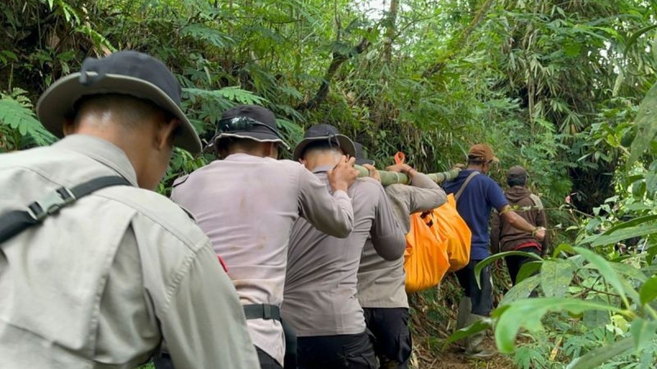 Polda Jawa Tengah menerjunkan 200 personel Brimob untuk membantu evakuasi korban longsor di Pekalongan dan 20 personel Brimob lainnya beserta dapur lapangan membantu warga terdampak banjir di Demak.