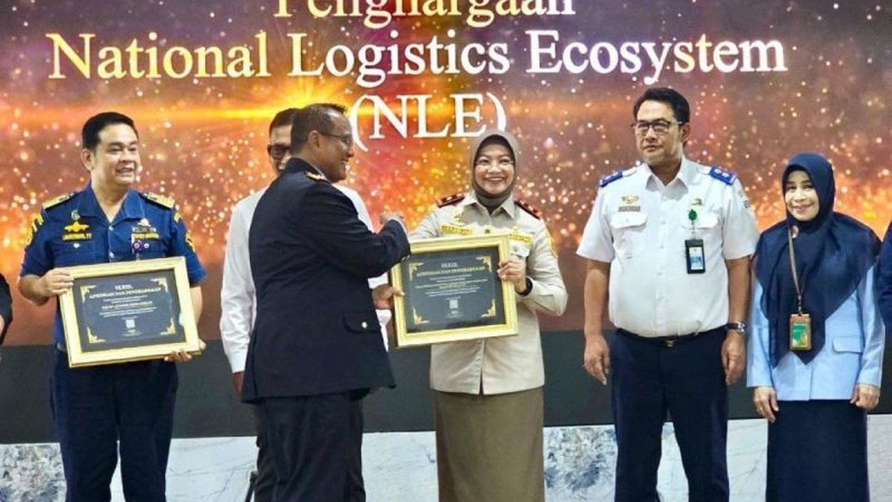 Kepala Karantina Pertanian Sulawesi Selatan, Sitti Chadidjah, menerima penghargaan dari Kantor Wilayah DJBC Sulbagsel atas kontribusi aktifnya dalam mendukung implementasi National Logistics Ecosystem (NLE) di Makassar.