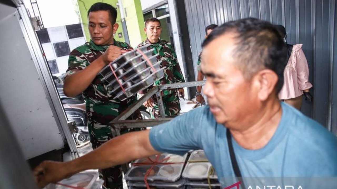 Program Makan Bergizi Gratis (MBG) di Lamongan, Jawa Timur, berjalan progresif dan menjangkau 3.509 siswa di enam sekolah setelah uji coba selama lima hari, dengan rencana perluasan bertahap ke seluruh sekolah.