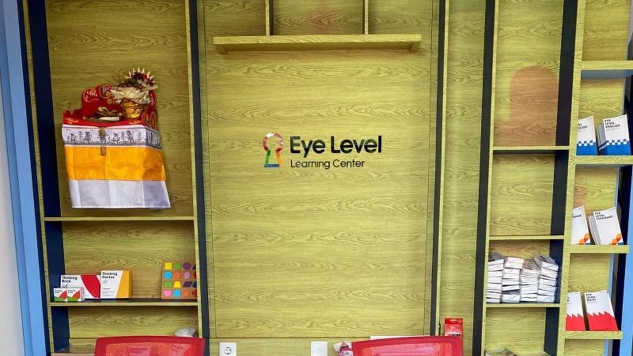 Eye Level, bimbingan belajar ternama, membuka cabang baru di Gianyar, Bali, menawarkan metode pembelajaran personal untuk anak usia 3-15 tahun, fokus pada matematika, bahasa Inggris, dan calistung.