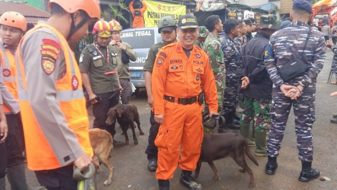 Pemerintah Kota Semarang mengirimkan enam personel Satpol PP dan dua anjing pelacak K9 untuk membantu evakuasi korban bencana banjir dan longsor di Kabupaten Pekalongan, Jawa Tengah.