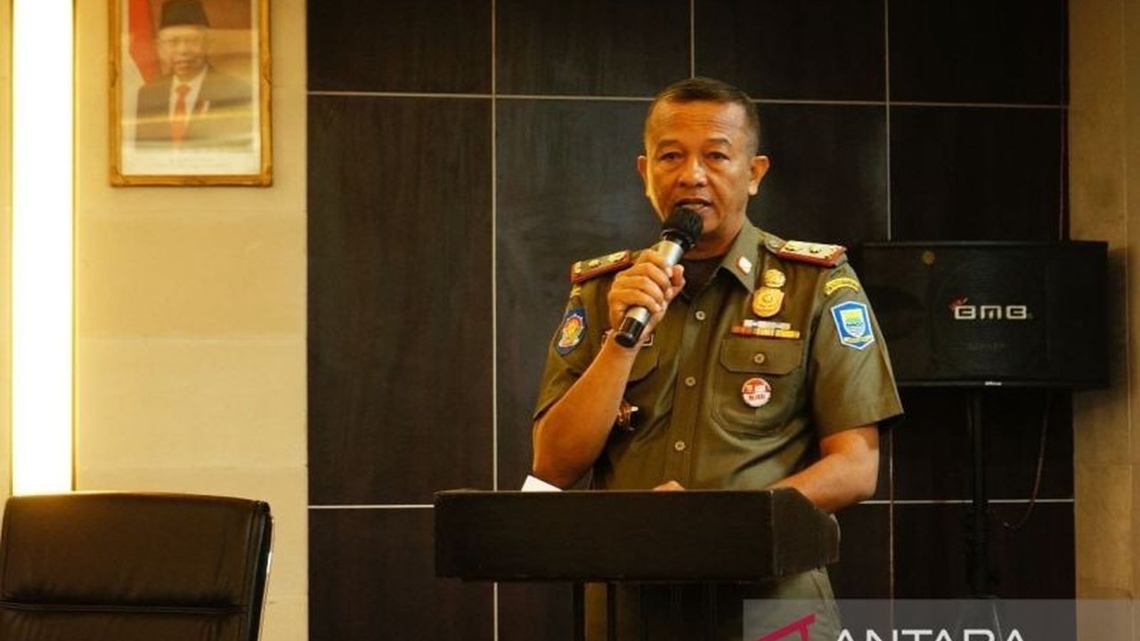 Satuan Polisi Pamong Praja (Satpol PP) Kota Bandung mengerahkan 400 personel untuk mengamankan libur panjang Isra Miraj dan Imlek 2025, fokus pada titik rawan PPKS, PKL, dan parkir liar di pusat kota.