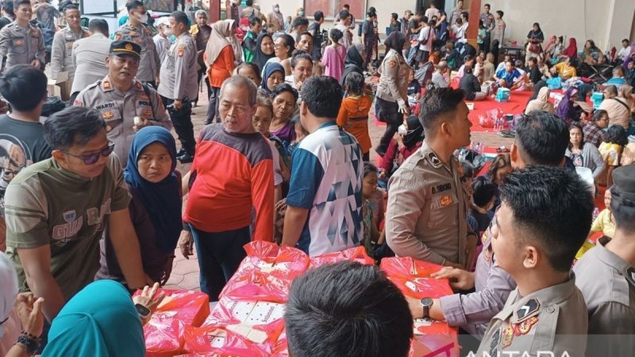 Polres Metro Jakarta Pusat mendirikan dapur umum dan menyalurkan makanan, susu, serta bantuan lainnya bagi para korban kebakaran di Kemayoran, memastikan kebutuhan dasar mereka terpenuhi.