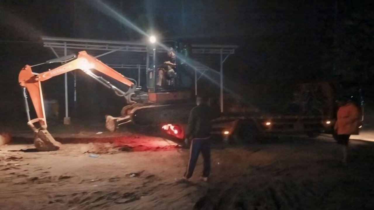 Bupati OKU Selatan, Popo Ali Martopo, mengimbau masyarakat untuk waspada terhadap potensi banjir dan tanah longsor akibat intensitas hujan tinggi, sekaligus meminta peran serta masyarakat dalam menjaga lingkungan.