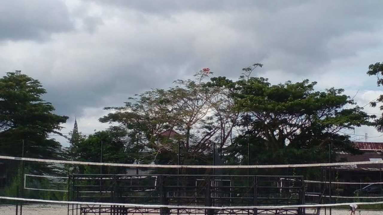 Pemerintah Provinsi Maluku membangun dua lapangan voli pantai di Ambon untuk melengkapi fasilitas PPLPD dan membina atlet voli pantai muda berbakat, ditargetkan beroperasi penuh tahun 2025.