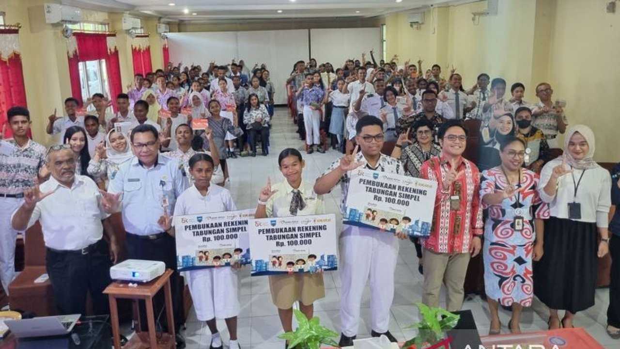 OJK Papua, bekerja sama dengan Disdik Manokwari dan BI Papua Barat, menggelar edukasi keuangan bagi ratusan pelajar SMA/SMK di Manokwari, guna meningkatkan literasi keuangan yang masih rendah di Papua.