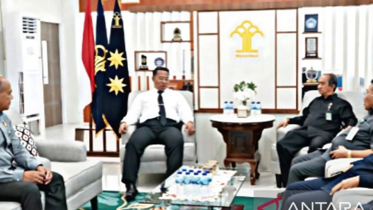 Kemenkumham Maluku dan Pengadilan Tinggi Ambon perkuat sinergi untuk menjamin kepastian hukum bagi masyarakat Maluku melalui peningkatan pelayanan publik dan edukasi hukum.