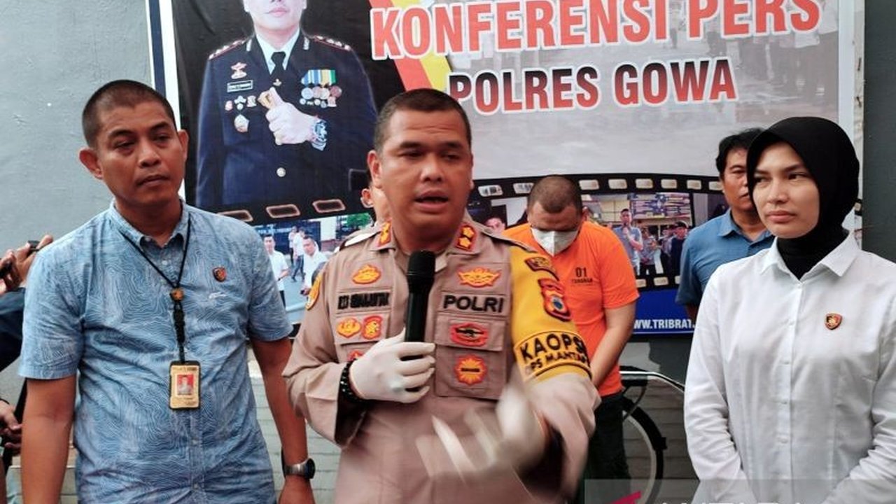 Feri Syarwan (28), pimpinan Yayasan Rumah Tahfidz Alquran Al-Fatih di Gowa, Sulawesi Selatan, ditahan polisi atas dugaan pencabulan dan persetubuhan terhadap santriwati di bawah umur.