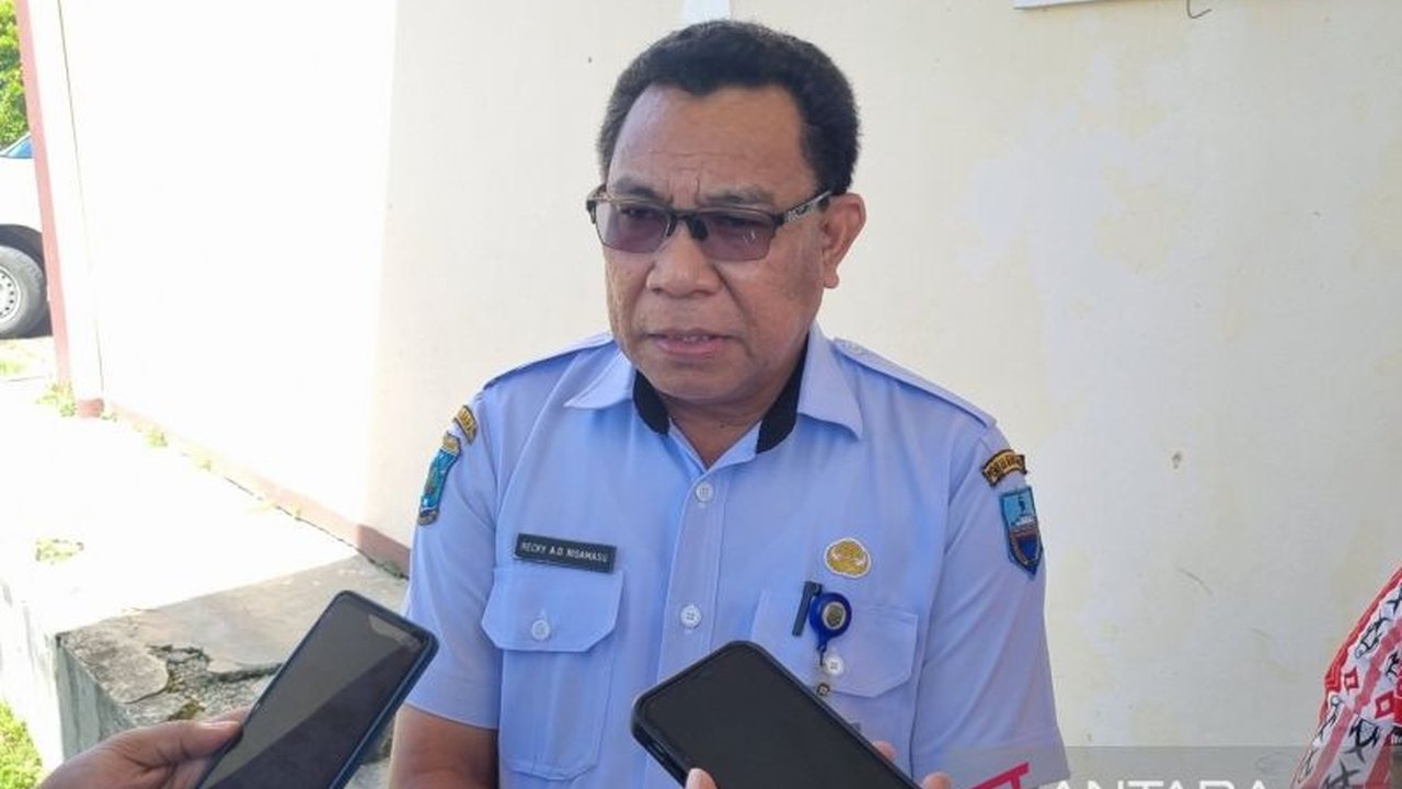 Dinas Pendidikan Manokwari berkoordinasi dengan pemerintah daerah dan pusat untuk menambah SMA Negeri di Manokwari guna memenuhi kebutuhan pendidikan dan mengatasi tingginya minat masyarakat terhadap sekolah negeri.