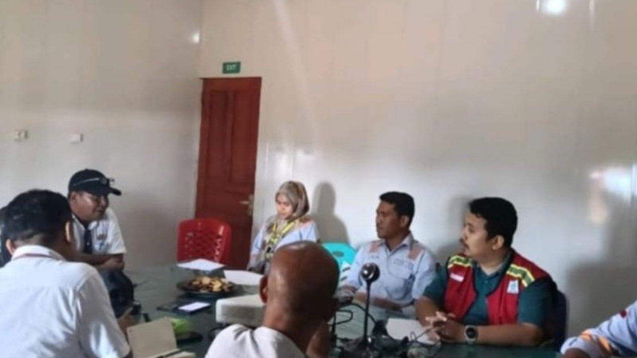 Sebanyak 68 karyawan PT Tempopress International Delivery (TID) di Halmahera Tengah, Maluku Utara mengalami keracunan makanan, satu di antaranya balita yang masih dirawat intensif; penyebabnya masih diselidiki.