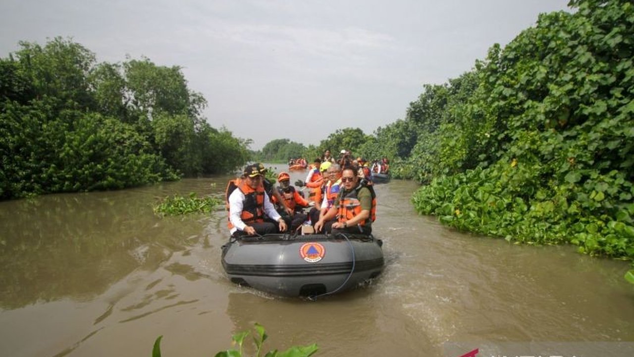 Penjabat Gubernur Jatim sebut banjir di Kecamatan Candi, Sidoarjo disebabkan penyempitan Sungai Kedungpeluk akibat sedimentasi, eceng gondok, dan sampah; Pemkab Sidoarjo kerahkan upaya normalisasi sungai.