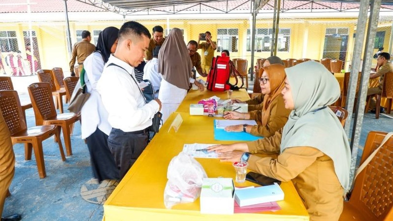 Sebanyak 1.021 pelamar mendaftar dalam rekrutmen PPPK tahap dua di Kabupaten Natuna, Kepulauan Riau, terdiri dari tenaga teknis, guru, dan kesehatan, dengan proses seleksi yang akan berlangsung hingga Februari 2025.