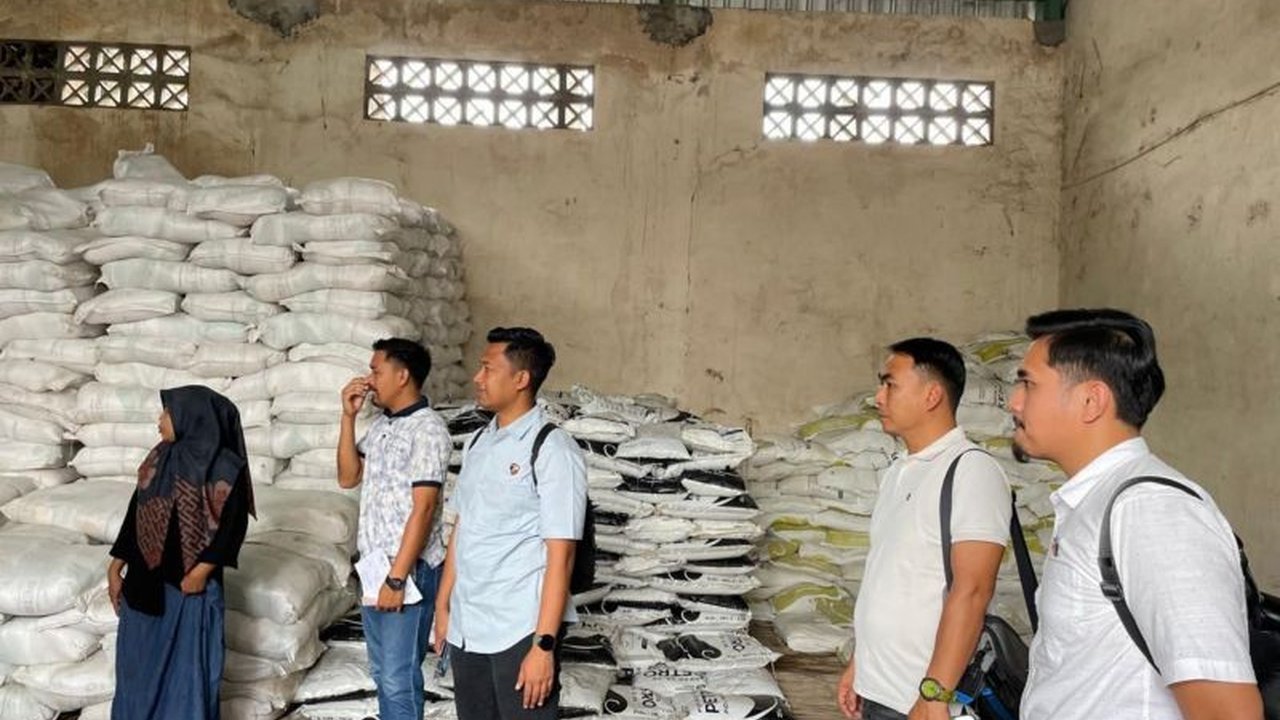 Polres Lombok Timur sidak gudang pupuk, temukan stok aman, namun harga pupuk subsidi di pasaran tetap jadi sorotan karena banyak petani tak terdaftar di RDKK.